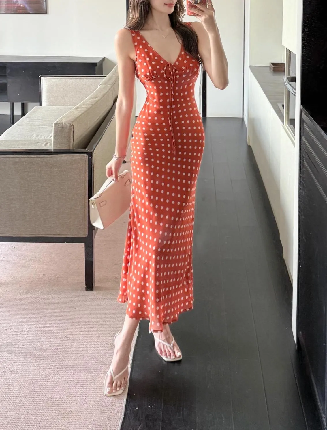 Elegant Floral Print Dress Featuring a Fitted Silhouette