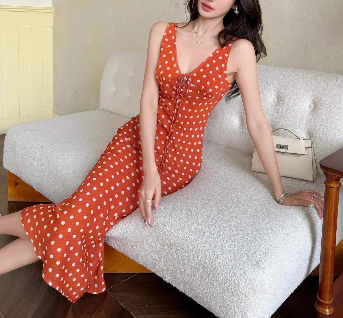 Elegant Floral Print Dress Featuring a Fitted Silhouette