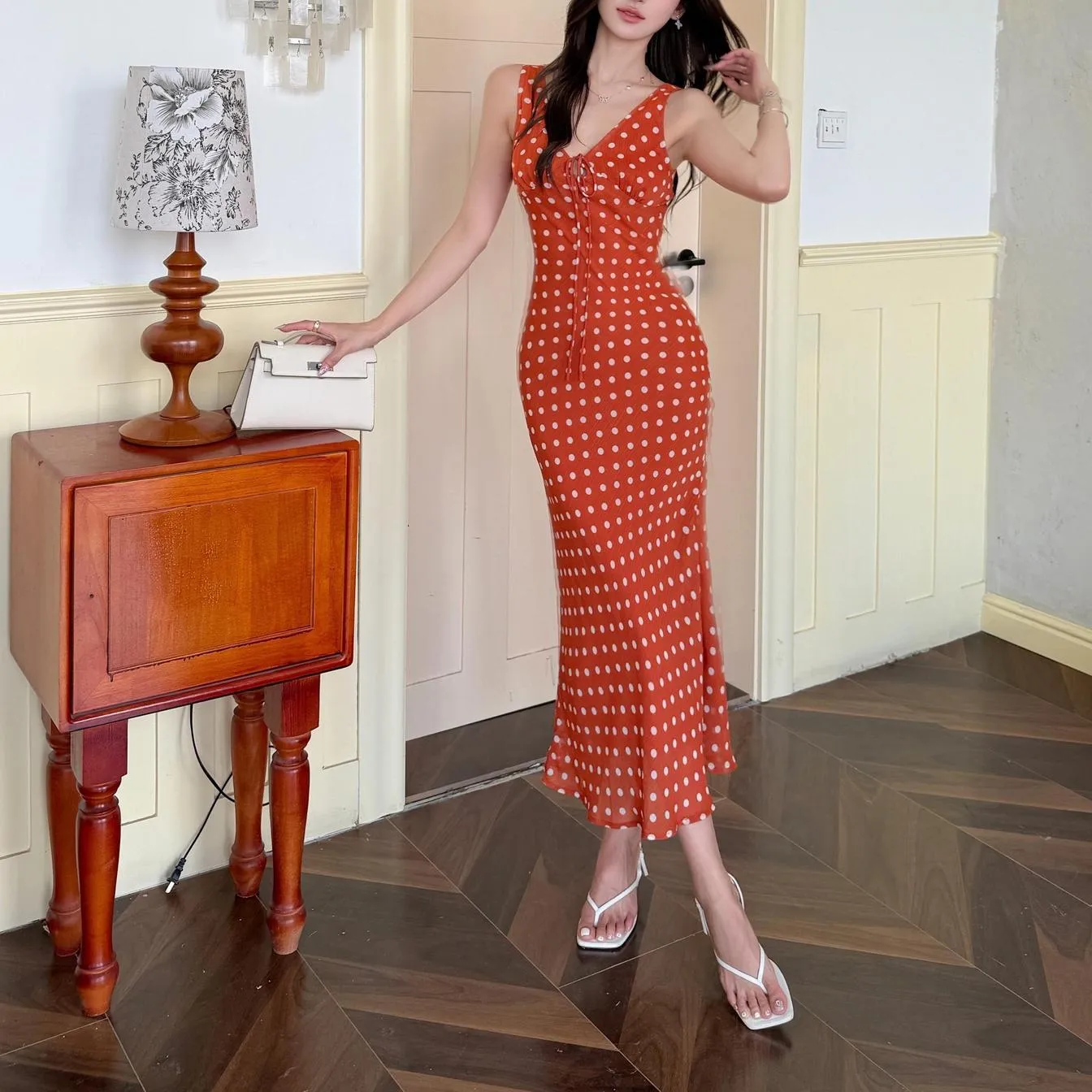 Elegant Floral Print Dress Featuring a Fitted Silhouette