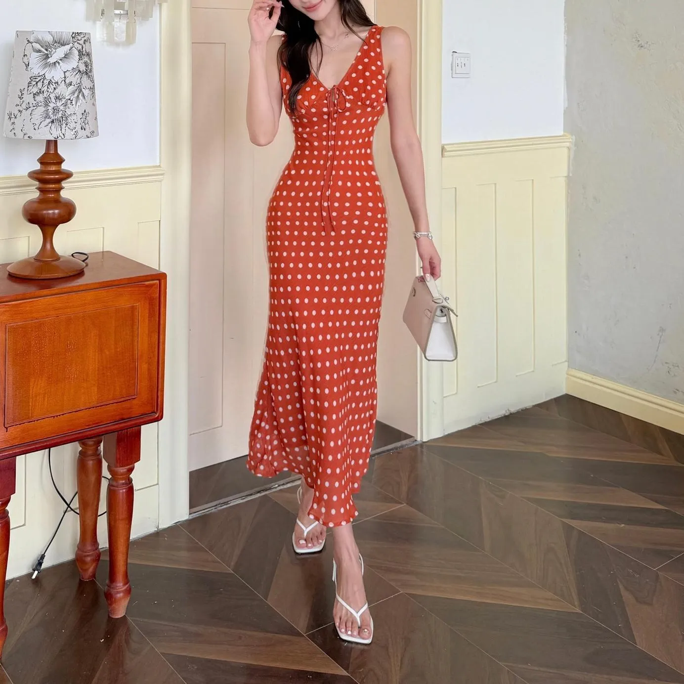 Elegant Floral Print Dress Featuring a Fitted Silhouette