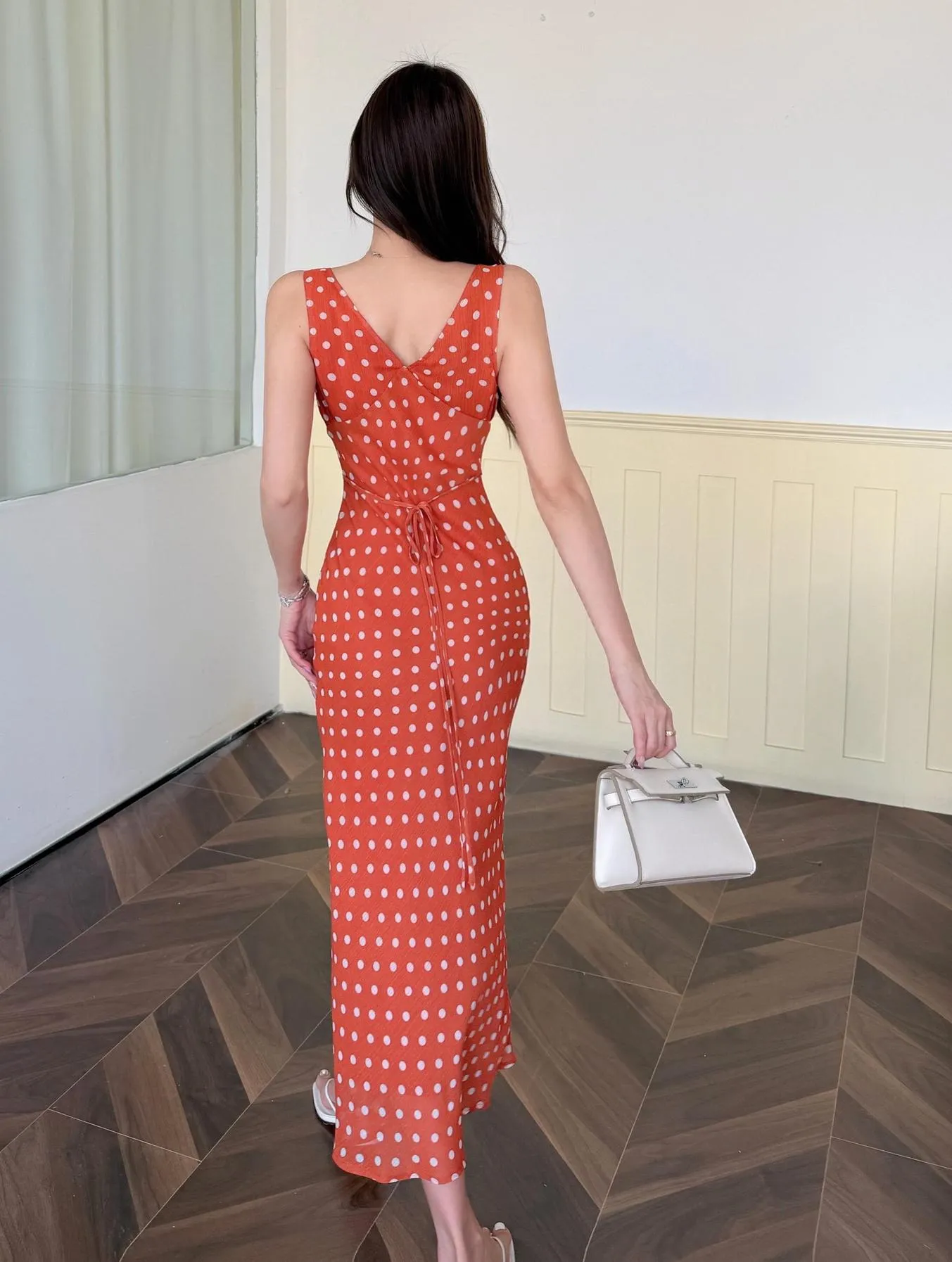 Elegant Floral Print Dress Featuring a Fitted Silhouette