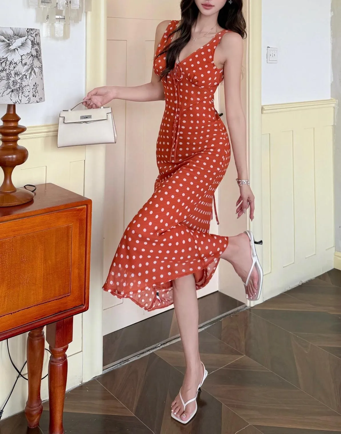 Elegant Floral Print Dress Featuring a Fitted Silhouette