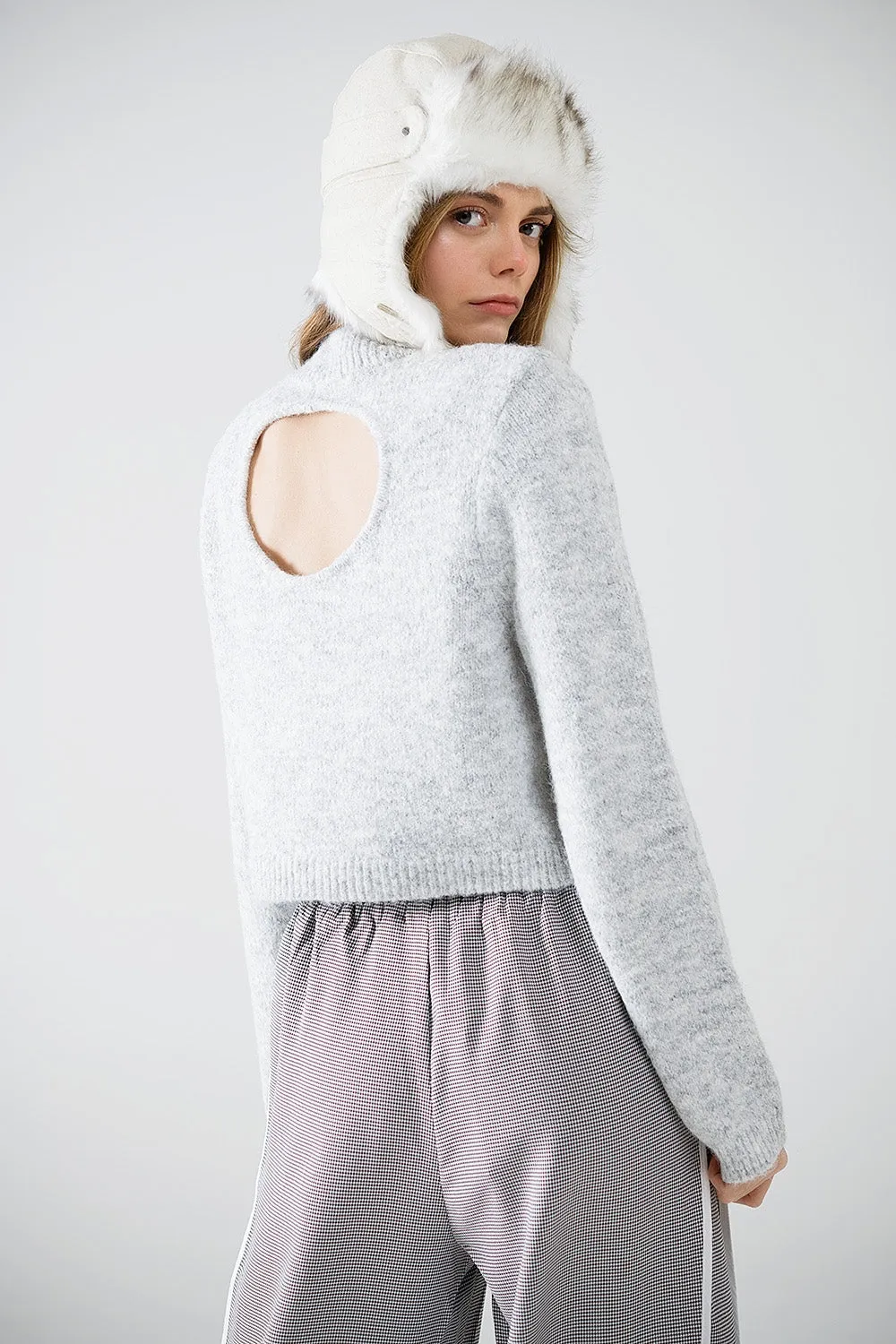 Grey jersey with long sleeves and open back detail