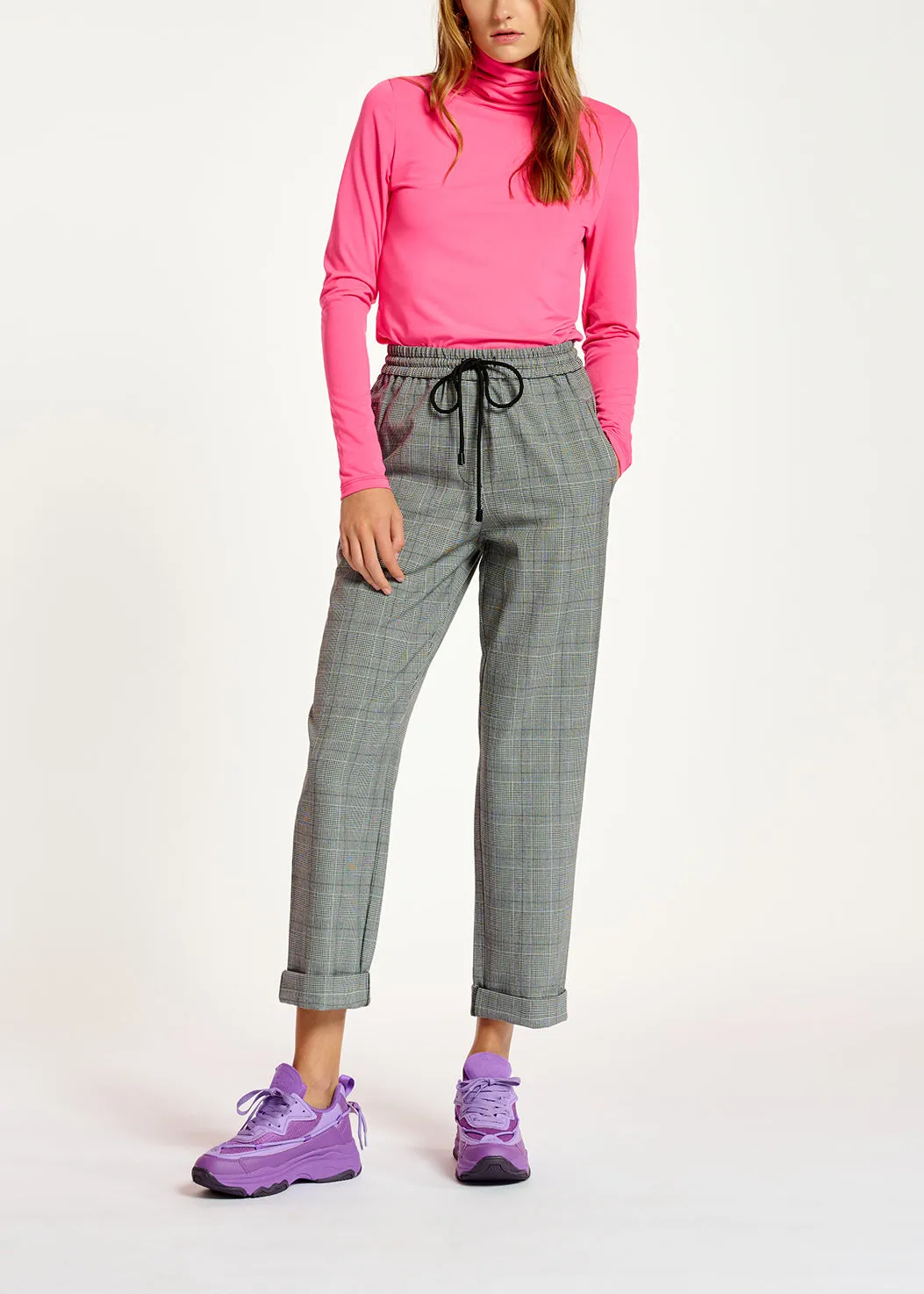 Grey pants with check motif